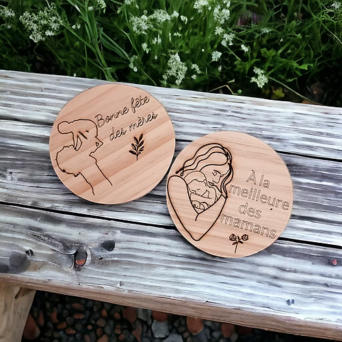 Sous-verre en bois gravé et vernis